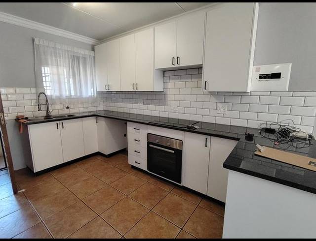 2 BEDROOM PROPERTY TO RENT IN CLUBVIEW
